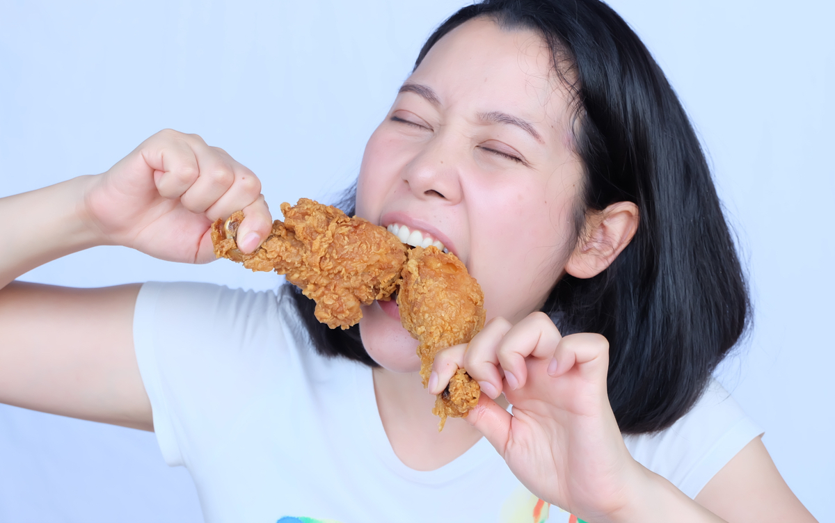 1582934899118 mujer comiendo pollo 2 - las marcas blancas en el pollo que indican que sería fatal comerlo